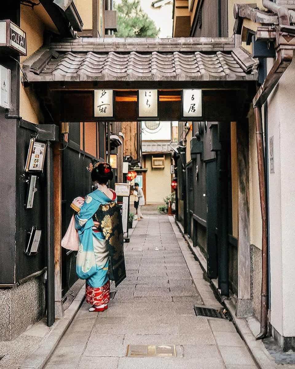 Can You Ask Geisha for a Photo?