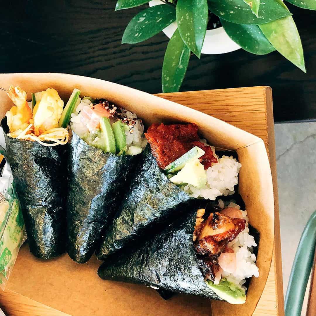 Difference Between Roll and Hand Roll Sushi (Roll vs Hand Roll Sushi)