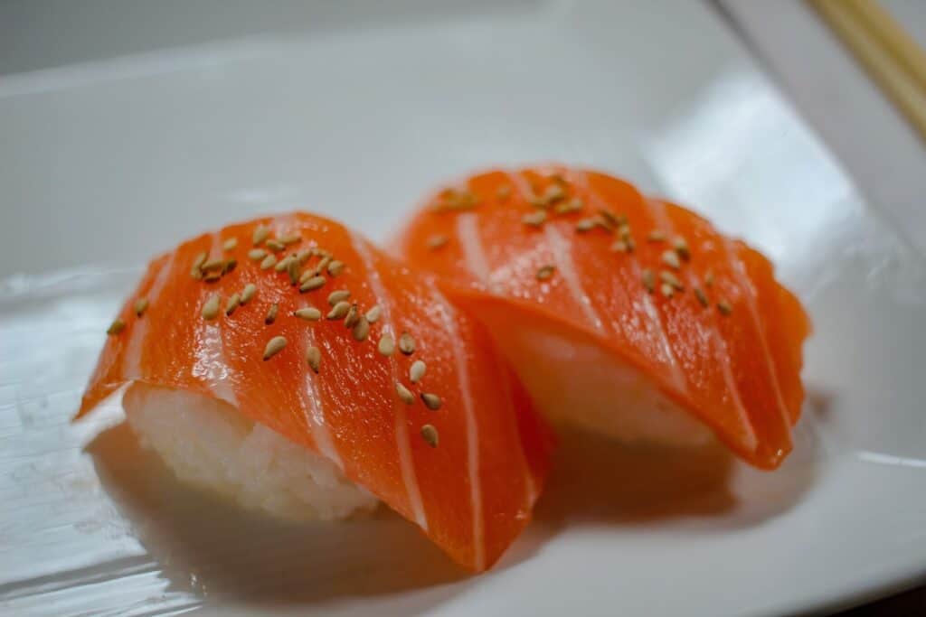 Salmon nigiri with sesame seeds