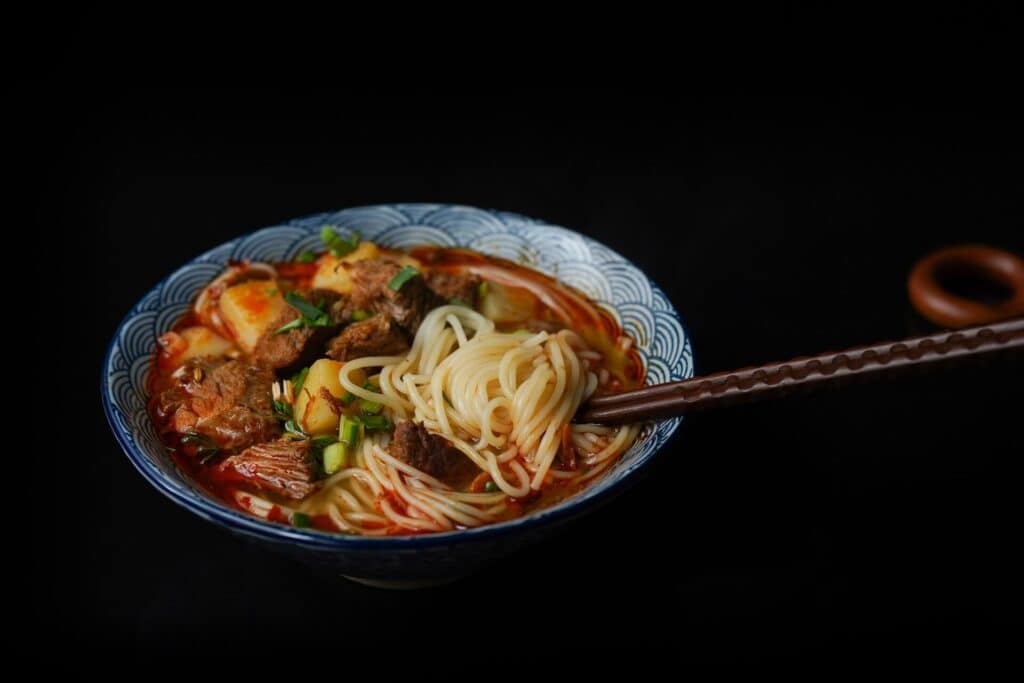  Picture of ramen in a ceramic bowl