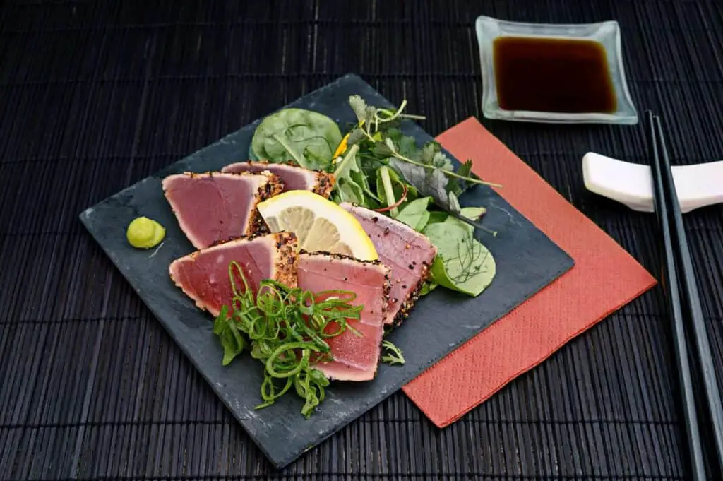 Tuna with lemon and green salad