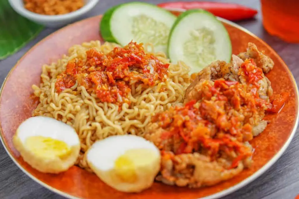 Instant noodles with meat, vegetables, and egg