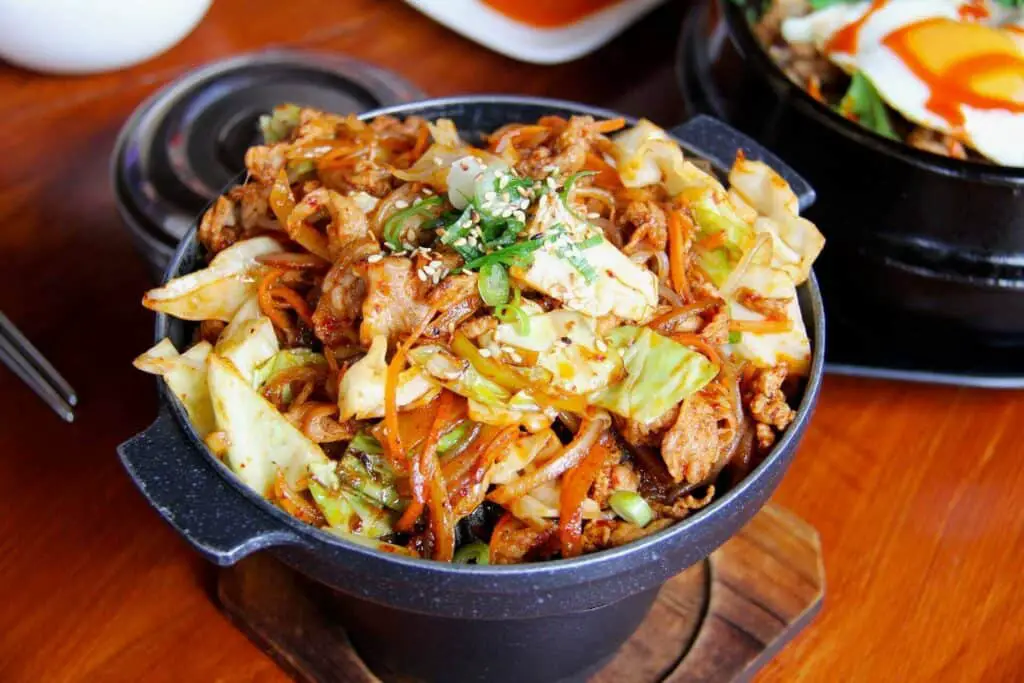 Beef bowl with sesame seeds 