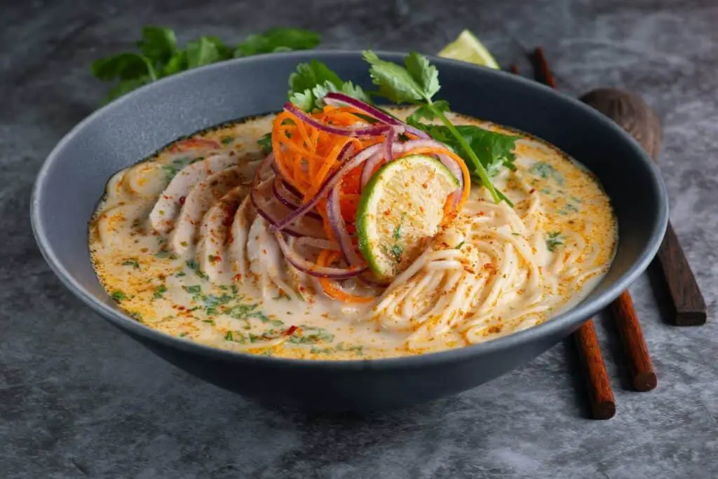 Ramen with chicken slices and vegetables